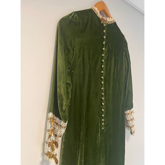 Wow! 1970s Velvet Boho Renaissance Inspo Long Sleeve Green Dress Lace Sleeves JL - Picture 9 of 13